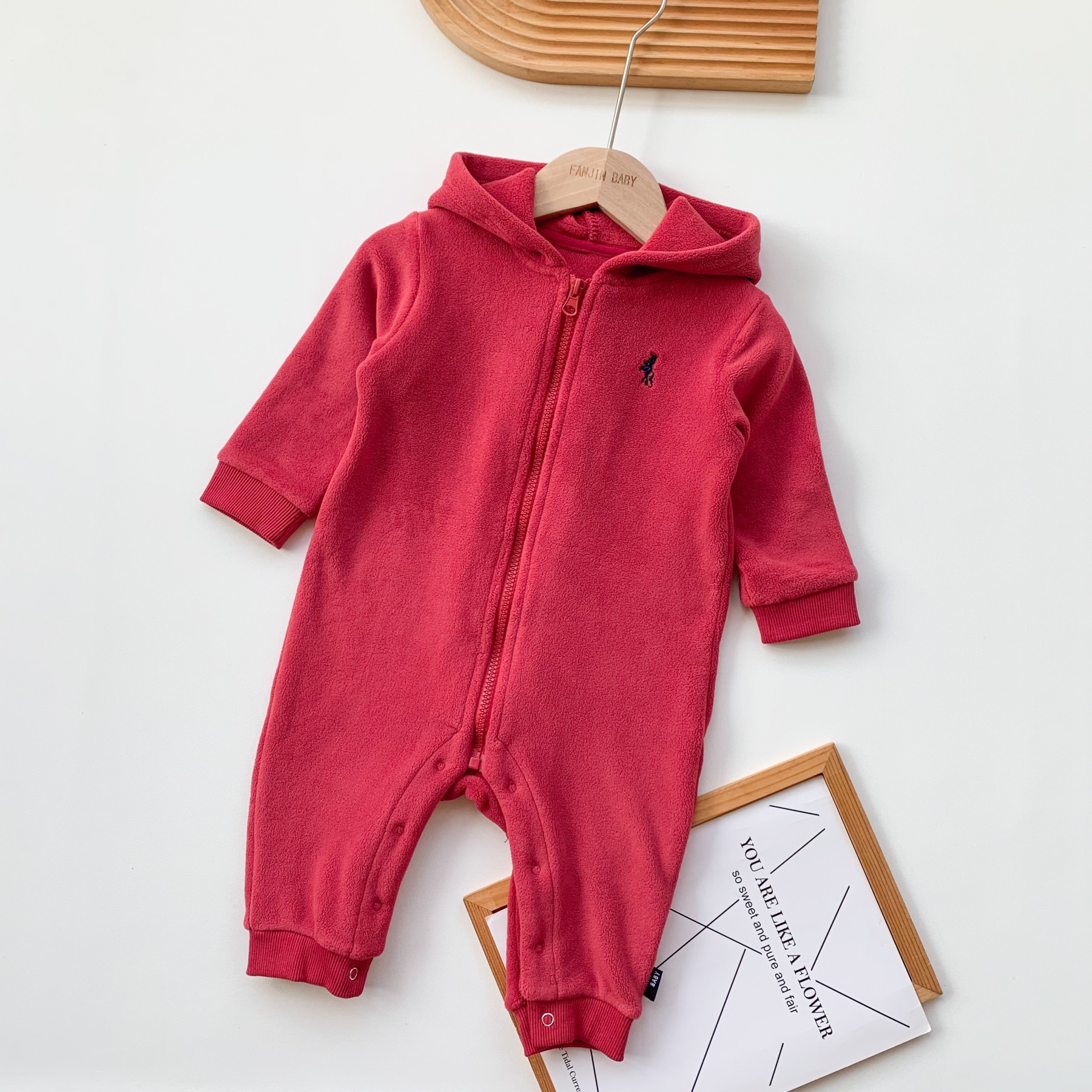 Bebé de una pieza 2025 otoño e invierno nuevo traje de escalada de terciopelo australiano para hombres y mujeres bebé de doble cara más traje de exterior de una pieza de terciopelo marea