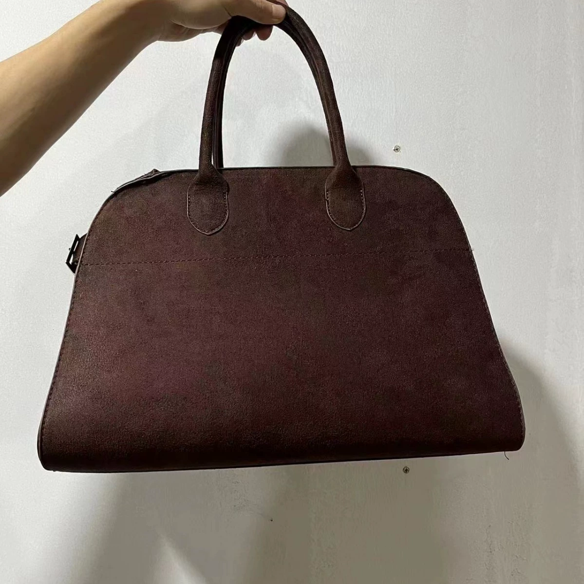 Small design capacious retro shoulder bag