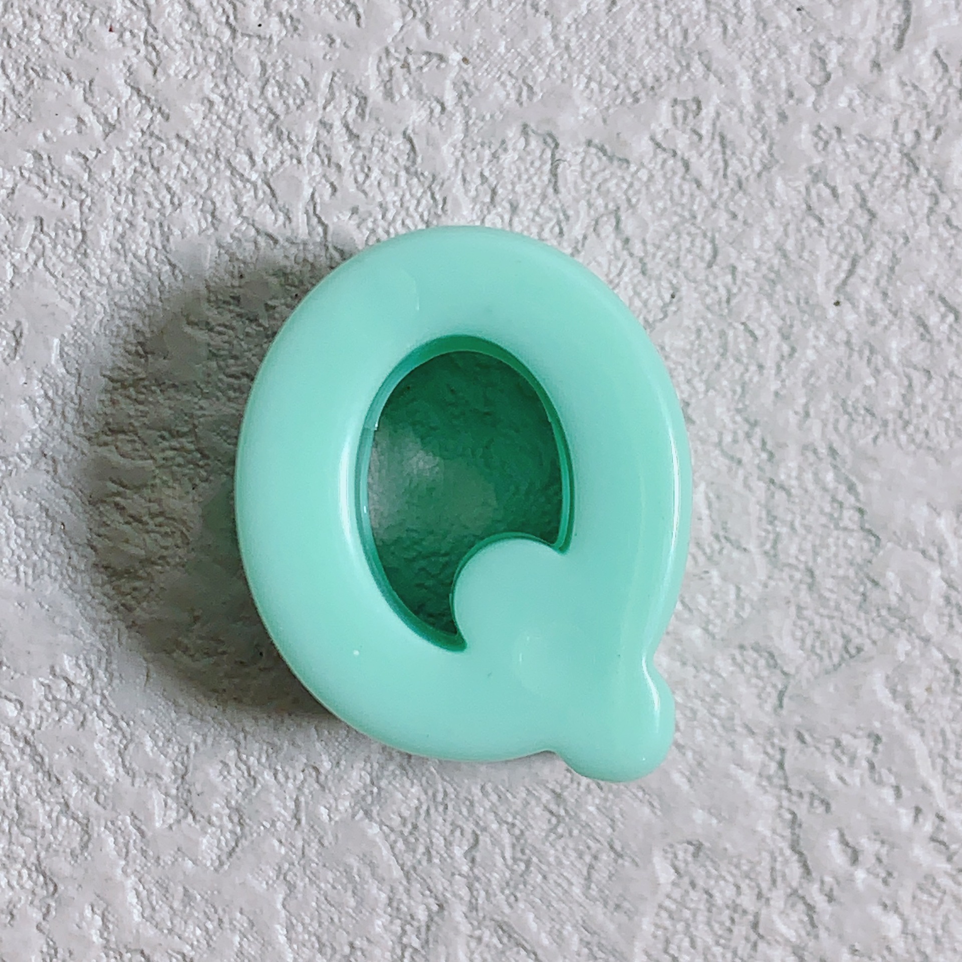 Q (turquoise)