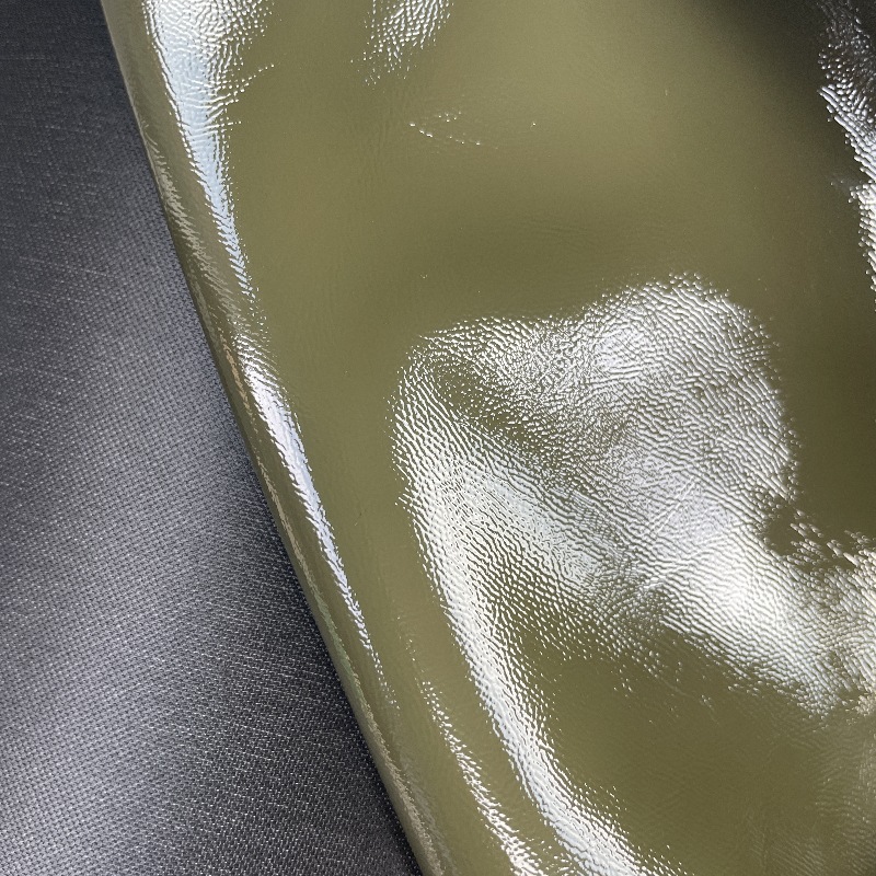 现货供应PU0.5厚微弹揉纹镜面亮面装饰包装饰品服装面料义乌皮革