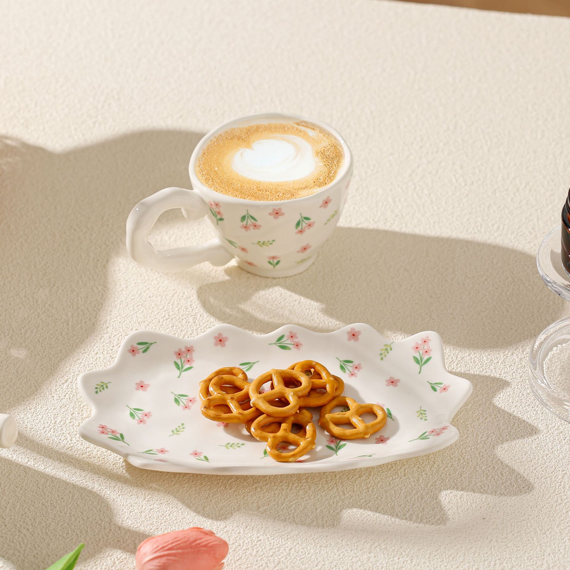 Taza y platillo de café de cerámica de flores de estilo ins de estilo japonés, taza irregular pellizcada a mano para niñas, té de la tarde