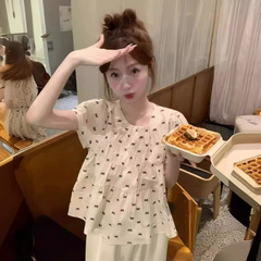 蝶結びのプリントの丸首の半袖のシャツの女性の夏の新型のゆったりしていて痩せているデザイン感のしわの独特な甘い上着