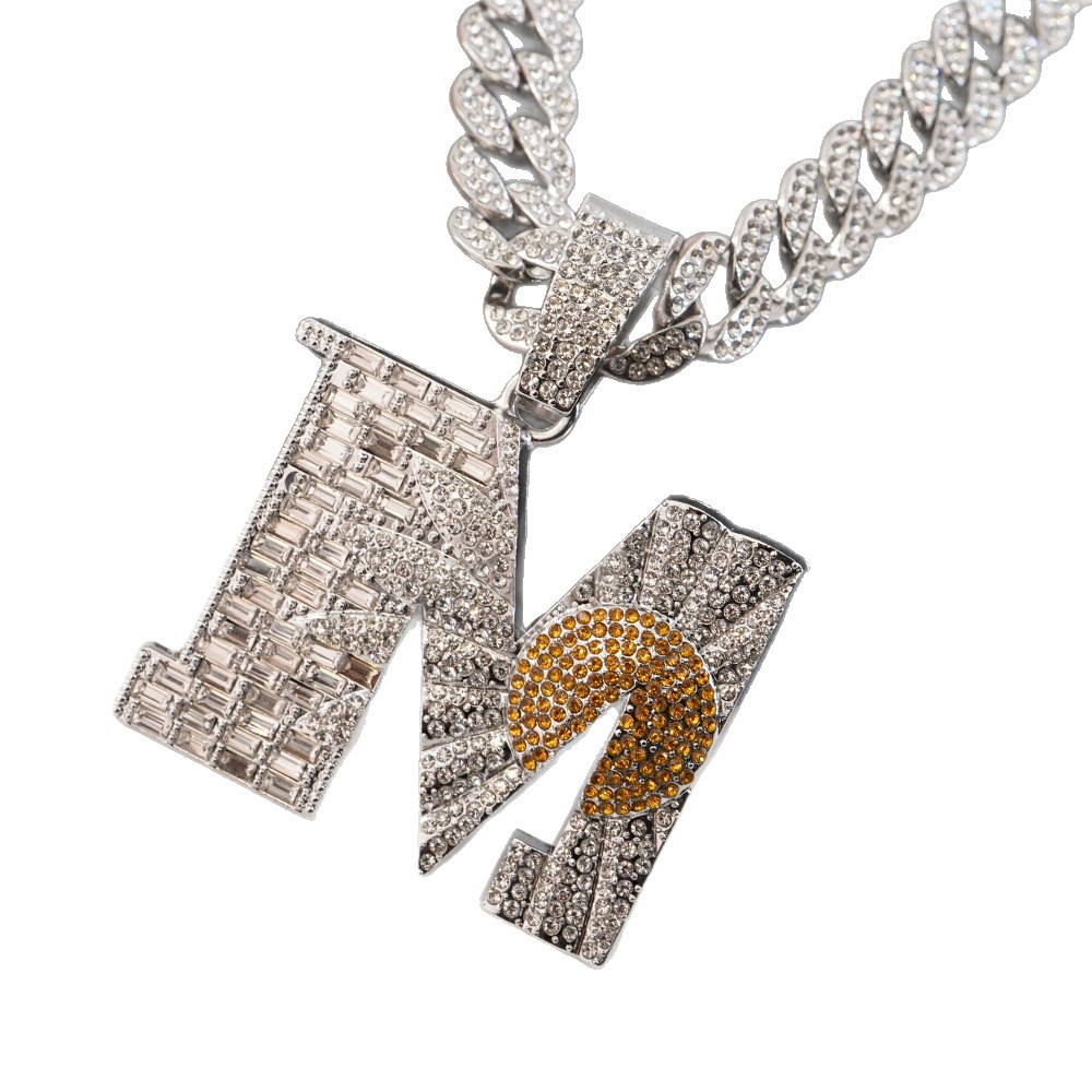 Venta caliente transfronteriza M Little Daisy Colgante knowknow mismo estilo Alloy Full Diamond Alfabeto inglés Hip Hop Colgante al por mayor