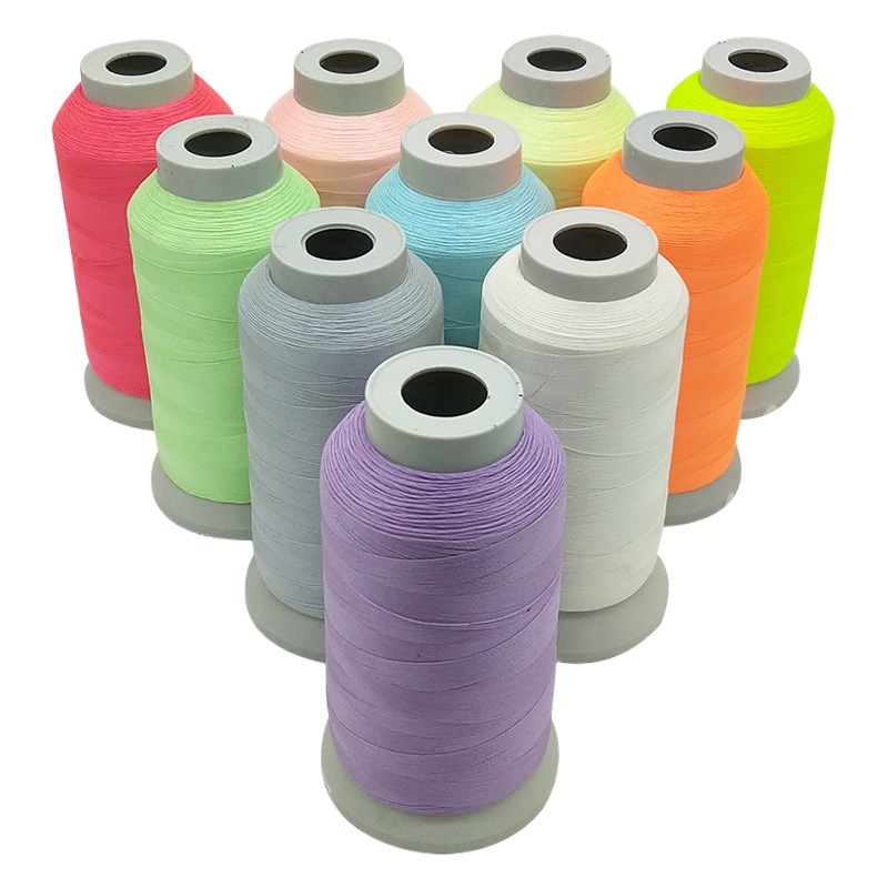 Venta directa de alta resistencia de color de poliéster luminoso 150d luminoso hilo de bordado ropa fluorescente hilo de bordado luminoso