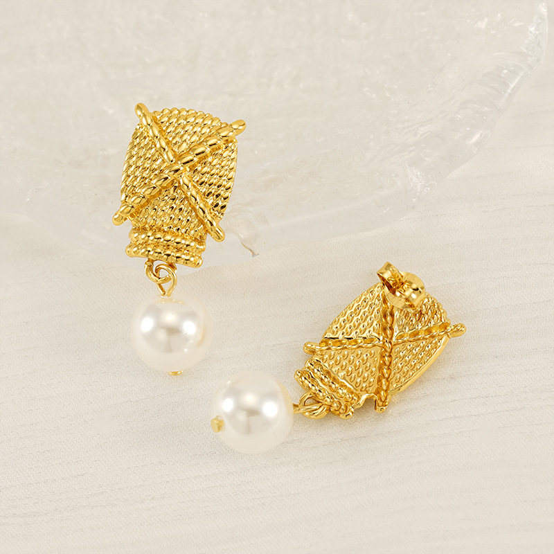 Pendientes de perlas de acero de titanio con sentido de textura tejida de nueva moda Pendientes de acero inoxidable chapado con sentido de diseño de estilo ins