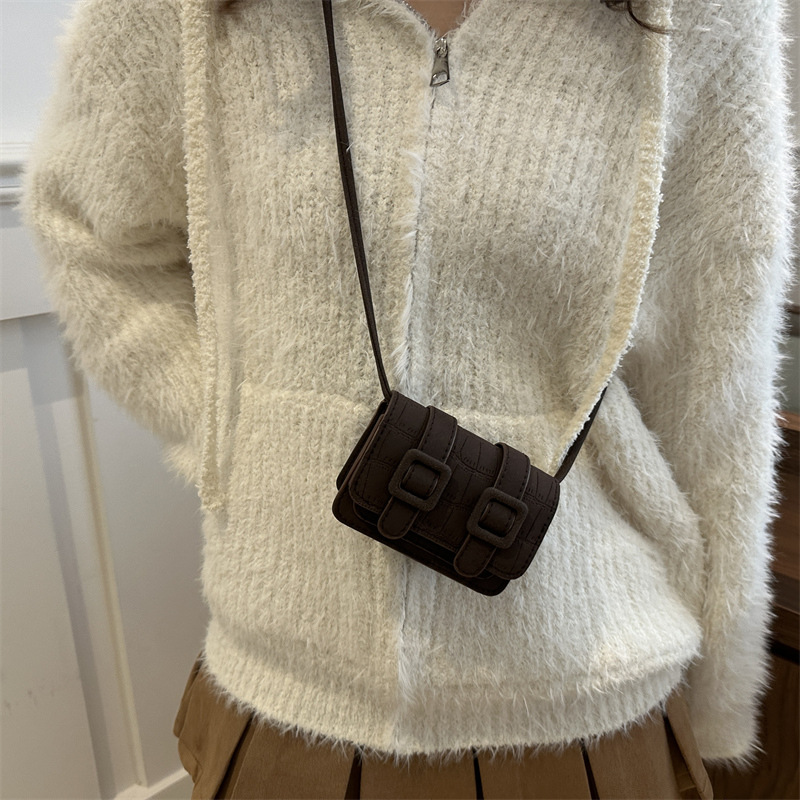 2024 bolso pequeño de ocio de invierno para mujer nuevo estilo simple y moderno retro viajero todo fósforo ins bolso de mensajero de un solo hombro para mujer