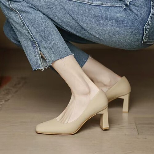 Women's soft leather flat shoes for long standing, suitable for commuting and office, stylish and professional with a thick sole.
