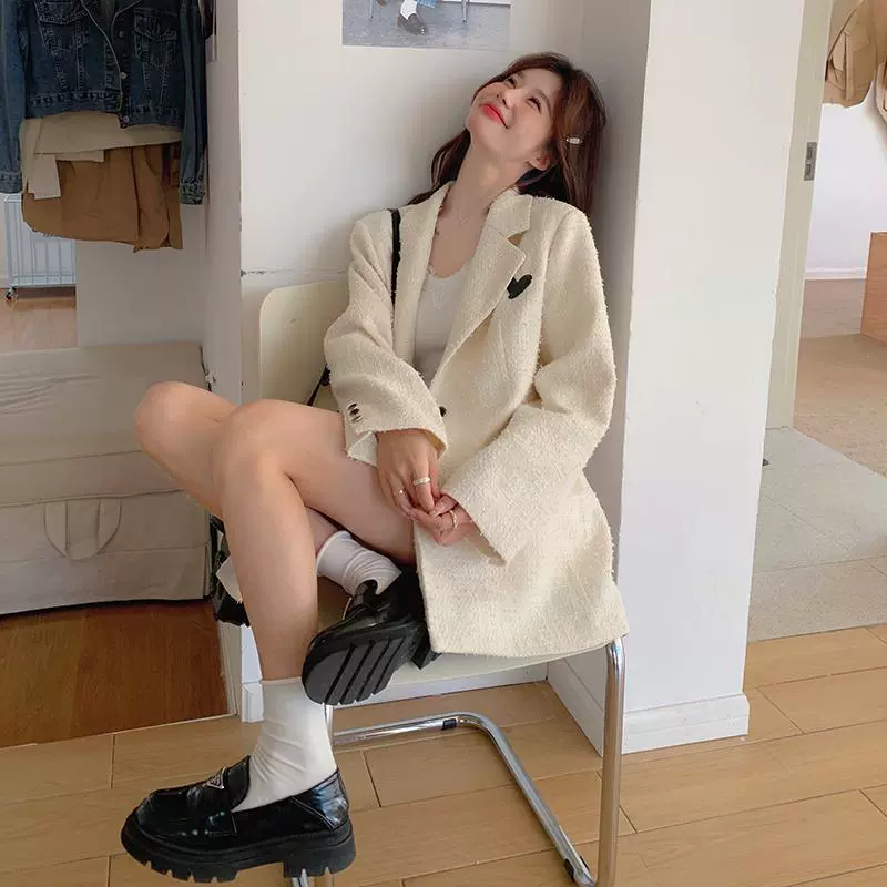 Бежевый костюм-пиджак для отдыха, стиль Chanel, тренд сезона, элитный, яркий запоминающийся стиль
