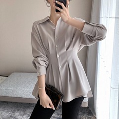 シフォンのシャツの女性のデザイン感が小さいです。