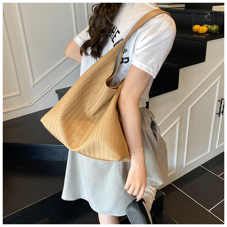 In 2025, a new Korean-style casual woven pattern large-capacity tote bag for women's commuting to work undefined