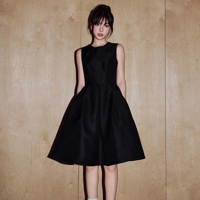 French-Style Elegant Black Sleeveless Dress for Women, Autumn 2025 New Hepburn-Style Waist-Cinching A-Line Midi Dress