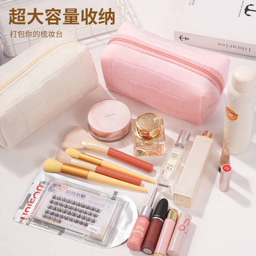 A velvet makeup bag, a set of bulk storage, a high-end large capacity storage bag, fits in a bag, portable, high aesthetic value.