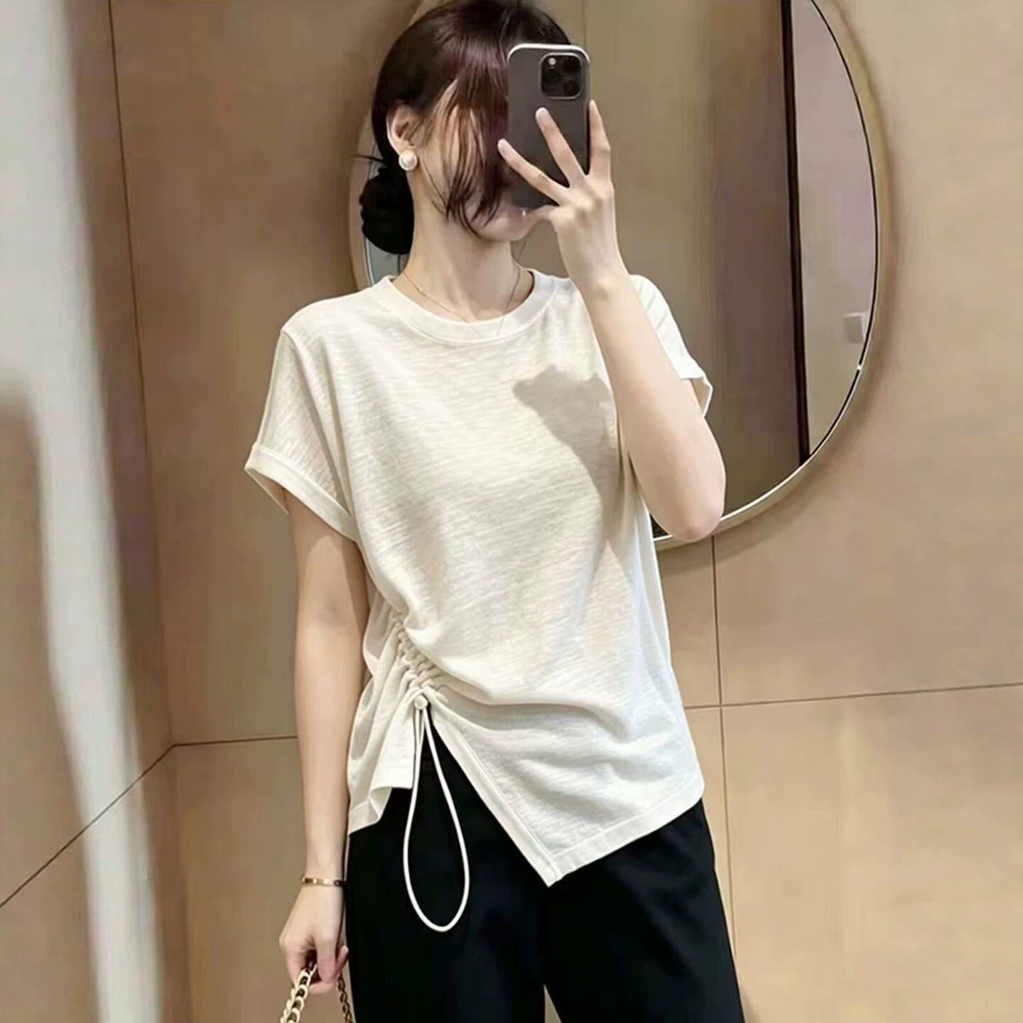Áo thun nữ tay ngắn thiết kế dây rút không đều, form rộng thoải mái — màu đen chi tiết 3