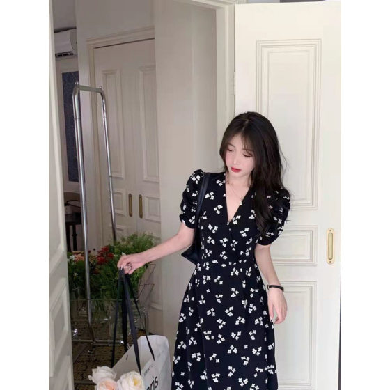 This year's popular skirt 2025 summer new bubble sleeve floral dress women's waist slimming holiday trend