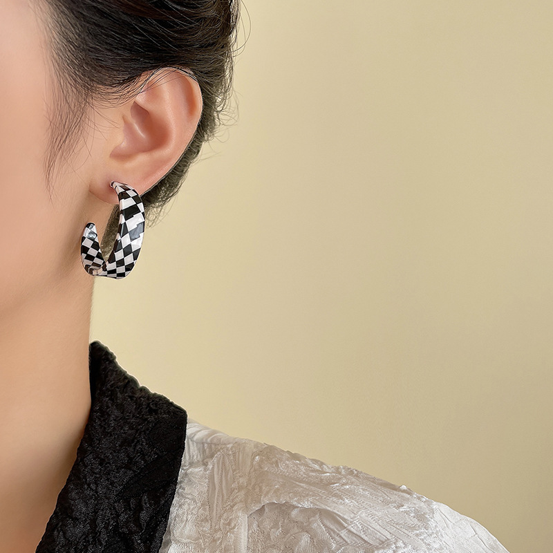 Fashion Checkerboard Black And White C-shaped Earring Wholesale Nihaojewelry display picture 7