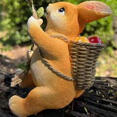 漫画の藤のウサギの置物の屋外の庭のベランダの花園の壁面の装飾品のかわいい動物の樹脂の工芸品