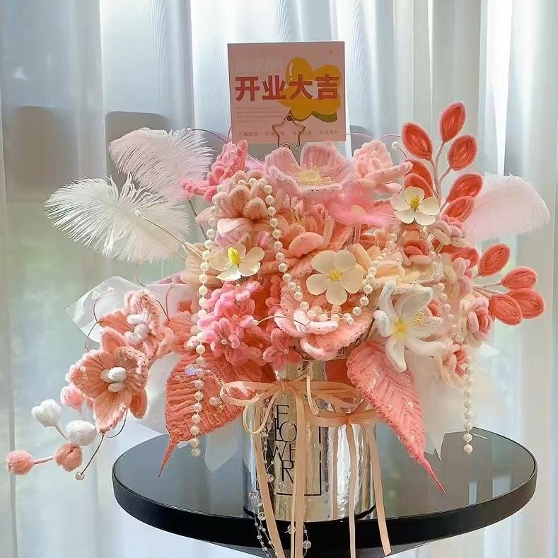 ツイストな花束の手作りの材料を包んで、バラを抱いて桶の花を抱いて彼女の親友にプレゼントします。|undefined
