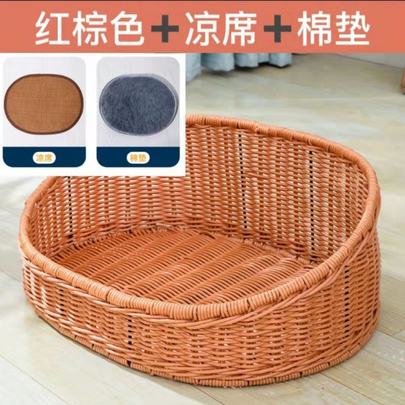 타원형의 적갈색 매트와 쿠션, 볼이 함께 제공됩니다.