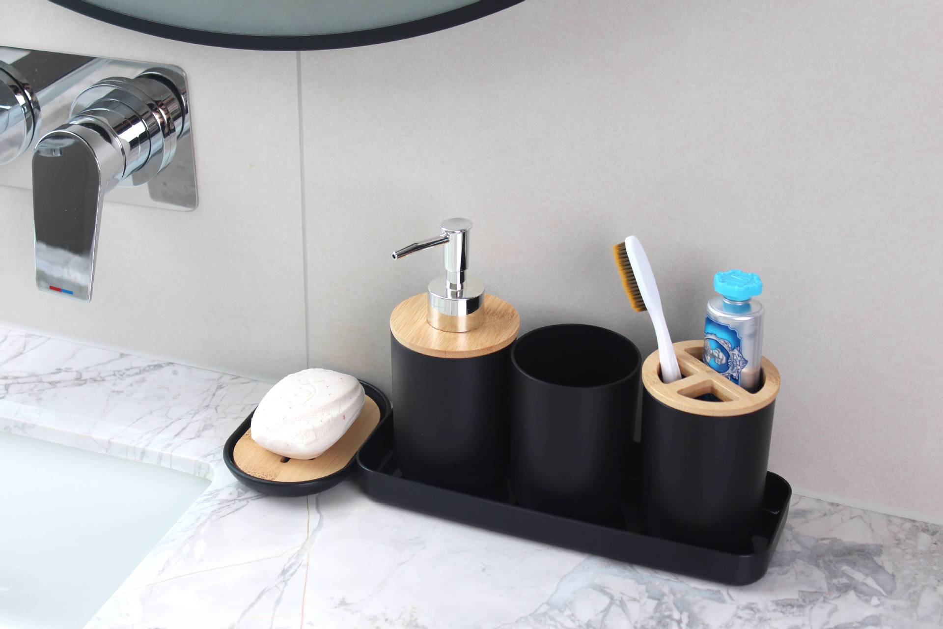 Venta caliente transfronteriza baño lavado de bambú y madera juego de seis piezas bomba de loción cepillo de dientes taza caja de jabón bote de basura productos ligeros de lujo de alta gama