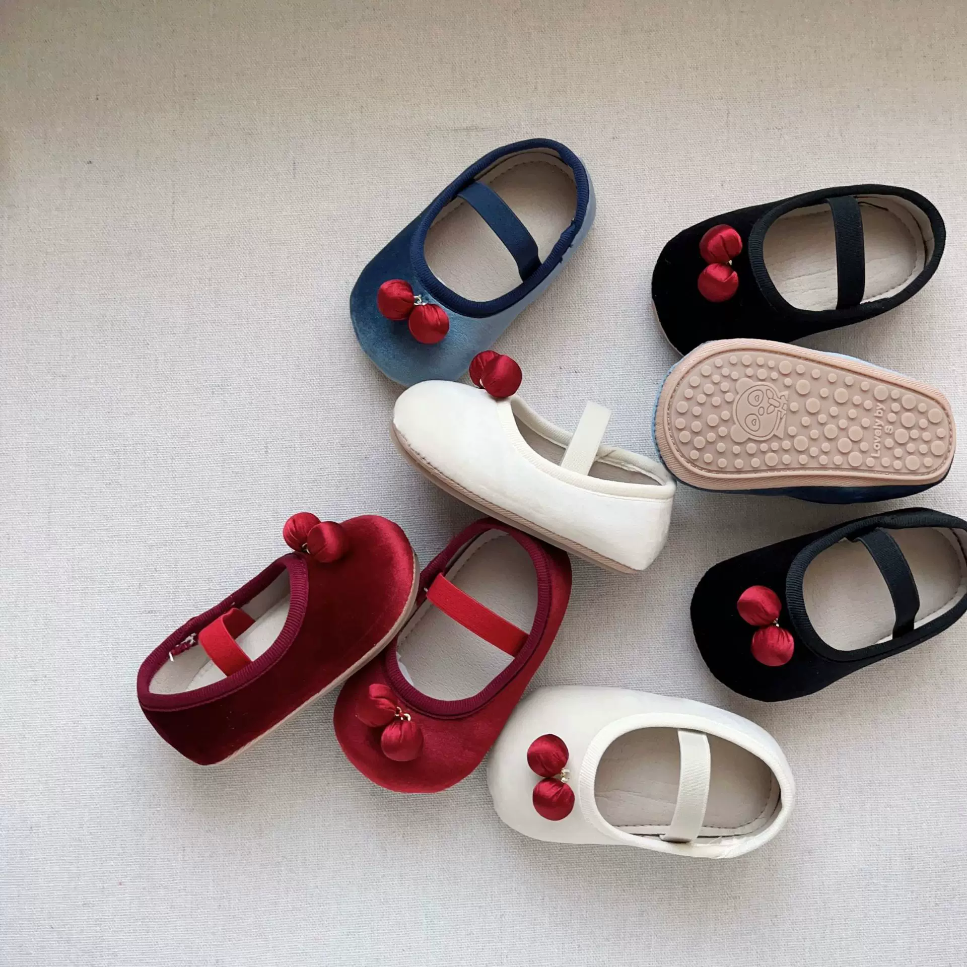 2024秋款婴幼儿步前鞋女宝宝复古金丝绒樱桃单鞋防掉跟软底学步鞋