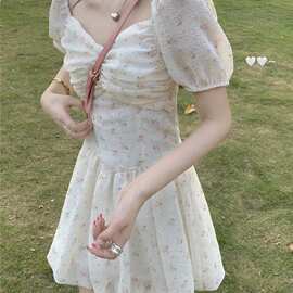 2022新款碎花连衣裙女春夏甜美露锁骨泡泡袖收腰显瘦超仙短袖裙子