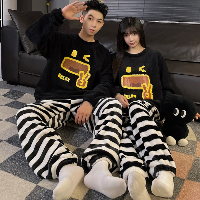 Pareja pijamas Otoño e Invierno arroz polar cuello redondo dulce de dibujos animados forrado de lana gruesa de coral cálido se puede usar fuera traje