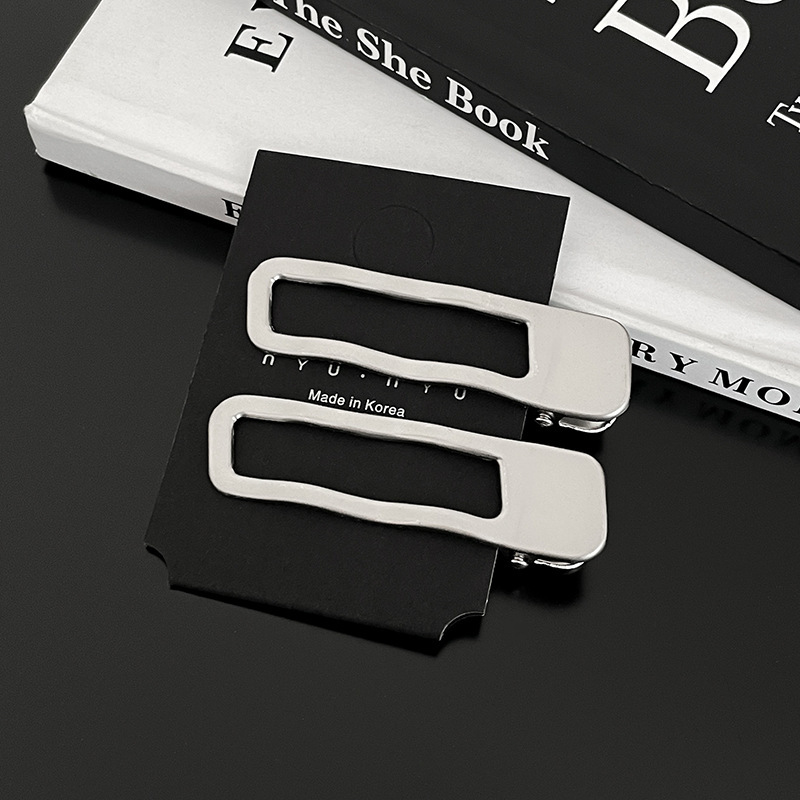 Sweet Cool Metal Hairpin Mujeres 2025 nuevo estilo de alto nivel frente fresa cabello cortado oreja lateral clips adornamiento para el cabello