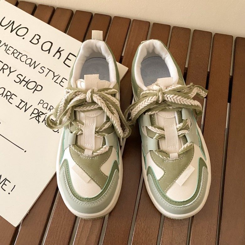 Pequeños zapatos blancos para mujeres 2024 primavera y otoño nueva moda universal zapatos de padre para mujeres de suela gruesa nicho zapatos de skate para mujeres