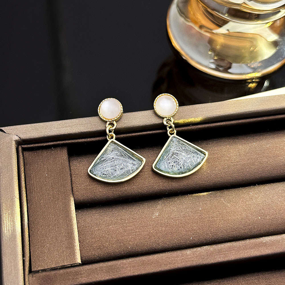 Pinza de oreja en forma de abanico de cristal de moda coreana Pendientes de diseño de nicho de alta gama sin orejas perforadas Pendientes de lujo ligero de nicho simple