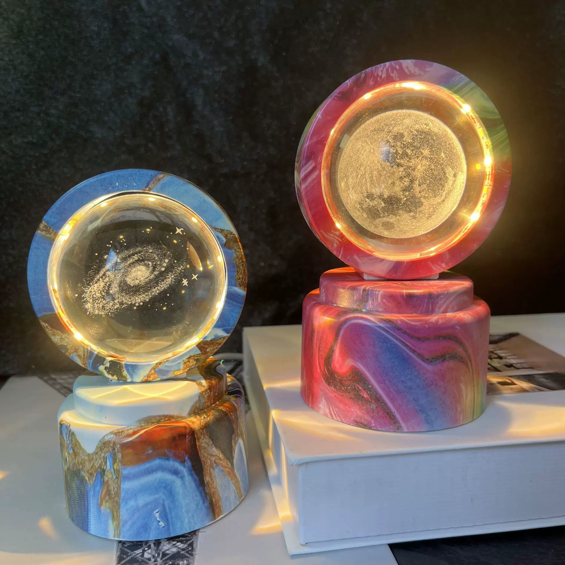 跨境旋转水晶球小夜灯发光桌面摆件星系节日礼品厂家创意小夜灯