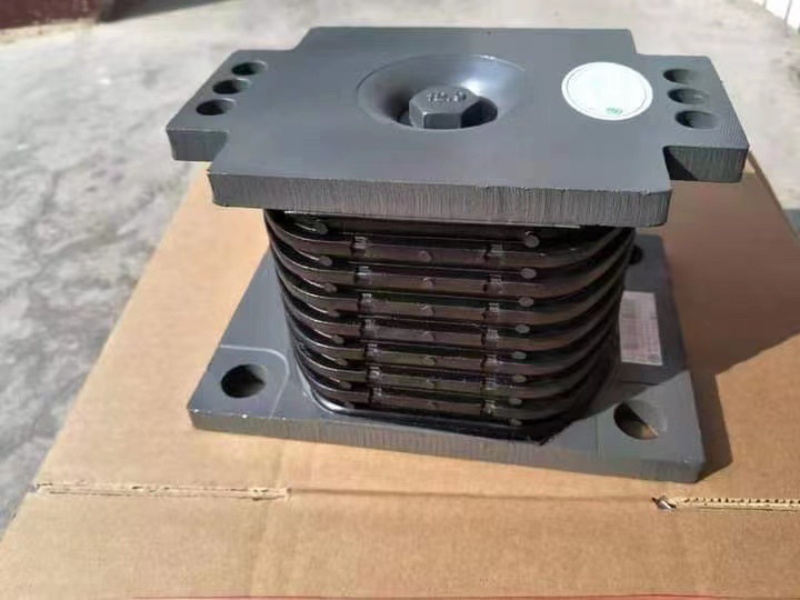 SINOTRUK重汽HOWOWG9725520278橡胶钢板座橡胶支座外贸出口减震