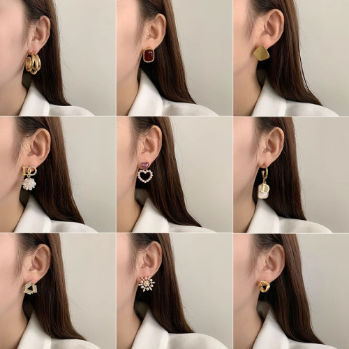 Yiwu Accessory Minimalist Light Luxury High-End Earrings for Women Fashion Niche Earrings Retro Versatile Stud Earrings Wholesale
