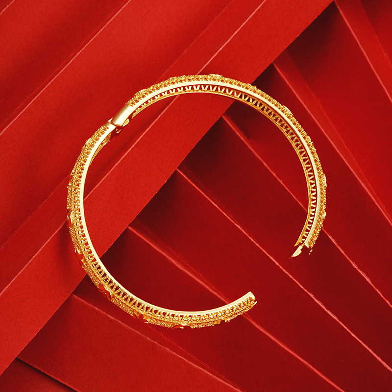 Oro hueco-hacia fuera pulsera de seda estilo Palacio aleación chapado en oro hebilla pulsera mujer boda retro tallado durante mucho tiempo no se desvanece