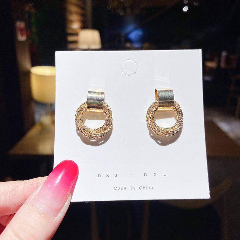 Ingresos franceses de perlas de moda femenina simple pendientes rojos ligeros de lujo versátiles pendientes de nicho de alta calidad