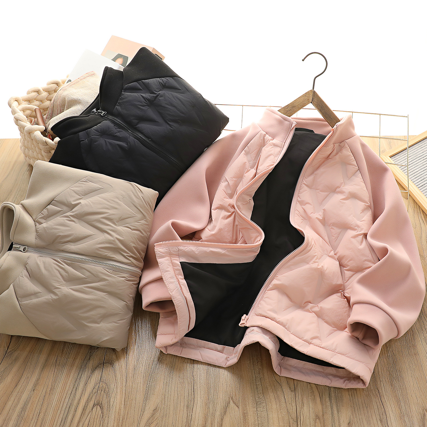 Lightweight down jackets for boys and girls made with 90% white duck down, suitable for toddlers and older children. Features a thin, stand-up collar and warm design.