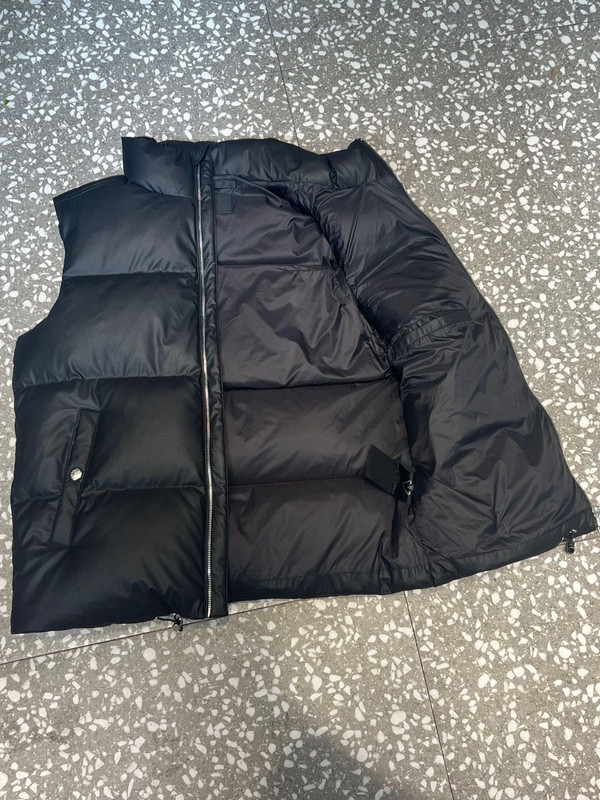 高版本 米兰潮牌P家三角标铁牌皮面加厚羽绒服工装百搭马甲外套|undefined