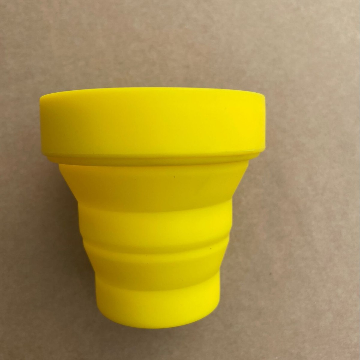 Taza de agua plegable de silicona portátil para exteriores Taza de agua multifuncional Taza plegable de silicona de color caramelo resistente a altas temperaturas Gran capacidad
