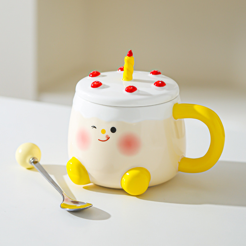 Taza de pastel de dibujos animados creativos Regalo de cumpleaños Regalo de mano Taza de cerámica Taza de agua linda de alto valor Taza con tapa