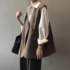 襟のないスーツのベストの女性のカレー色のvネックの外は春秋のファッションのフランスのinsのスーツのベストのストラップのジャケットを掛けます。