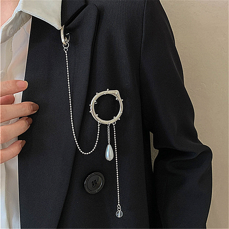 Korean Brooch Women's New Fashion Personality Retro Minority High-grade Pearl Tassel Metal Suit Pin display picture 3