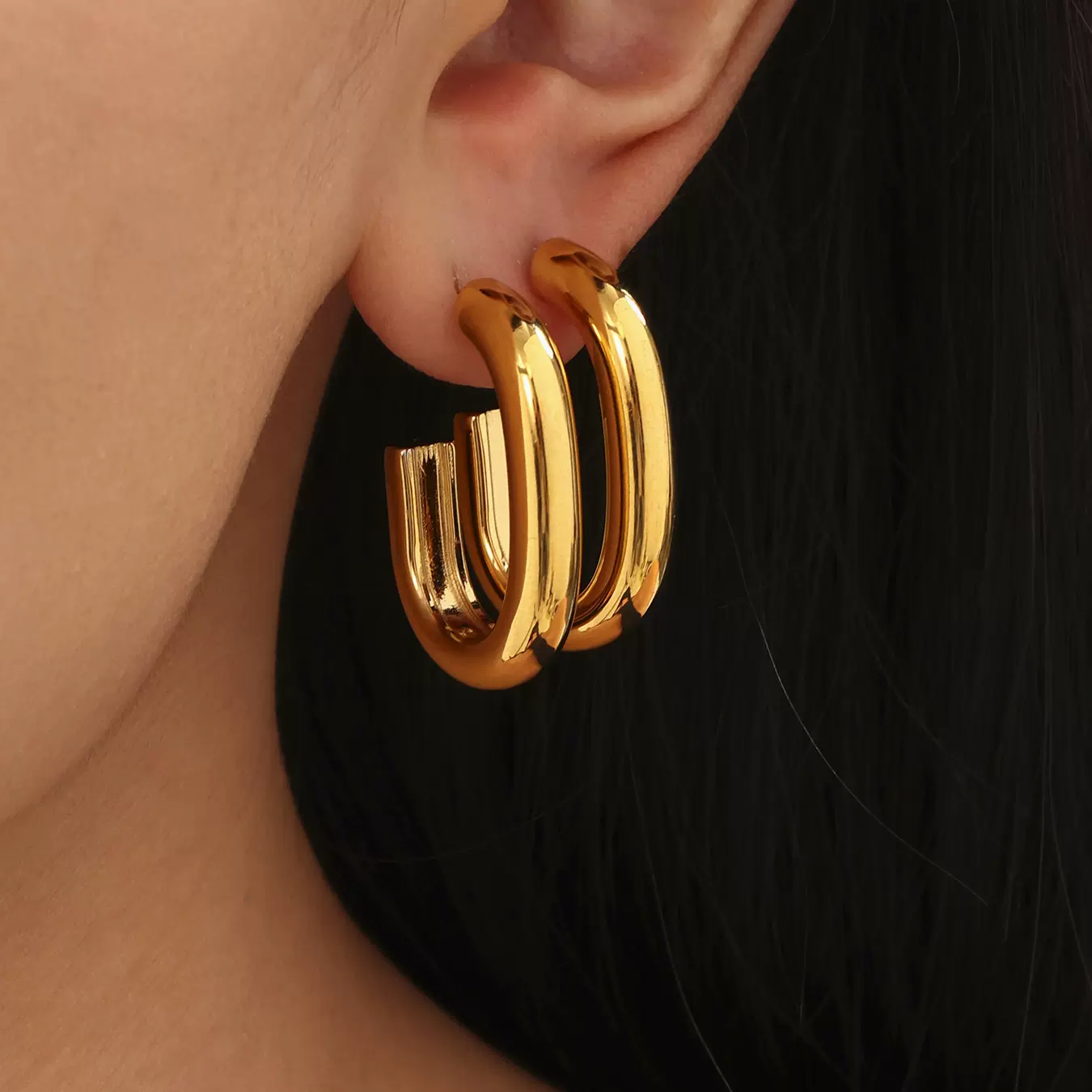 米朵朵欧美热销饰品不锈钢双色间电C型耳环时尚精致女神耳饰保色