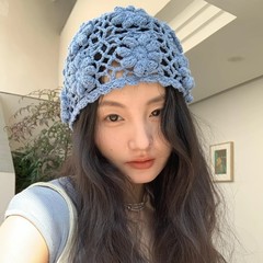 手作りの立体かぎ針の花のスモッグの青い韓国の手作りのかぎ針は透かし彫りの花を編んで帽子の女性をかぶせて帽子をかぶせます。