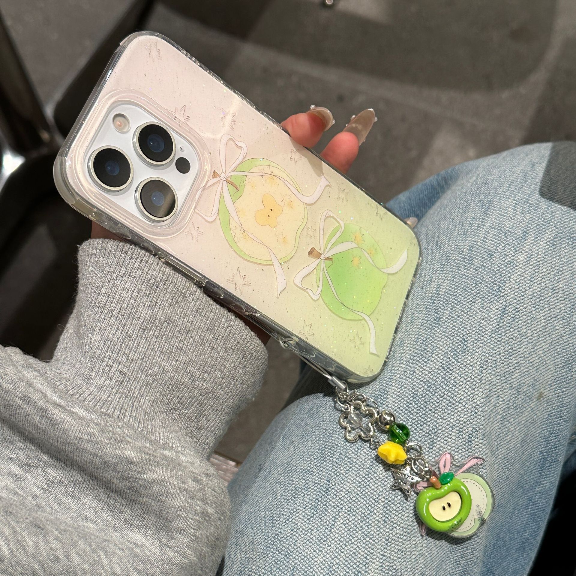 Flashing Powder Bowknot Green Apple para iPhone15/16 funda para teléfono móvil 14Pro colgante 16Pro hembra 13