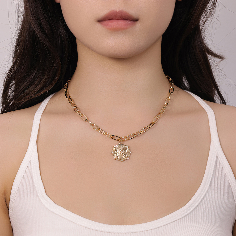 Collana con ciondolo a farfalla placcata oro per donna elegante_voghion.com