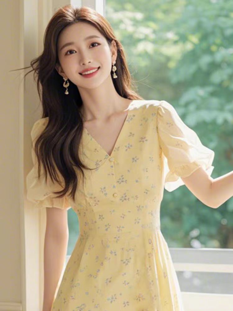 Váy maxi hoa vàng cổ chữ V thắt eo phong cách Pháp — Hoa vàng