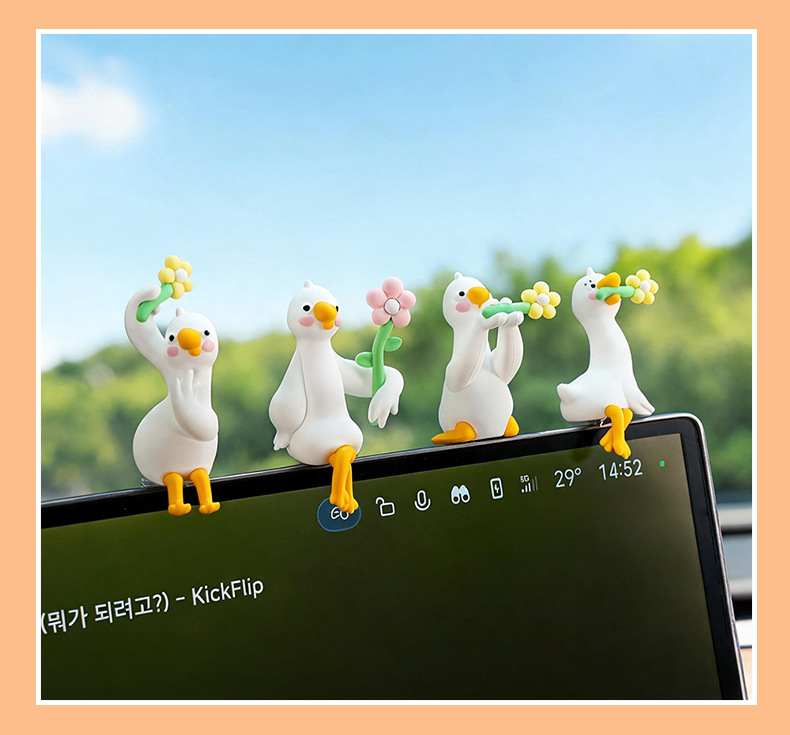Creative cartoon big white goose car ornament, cute car dashboard display decoration