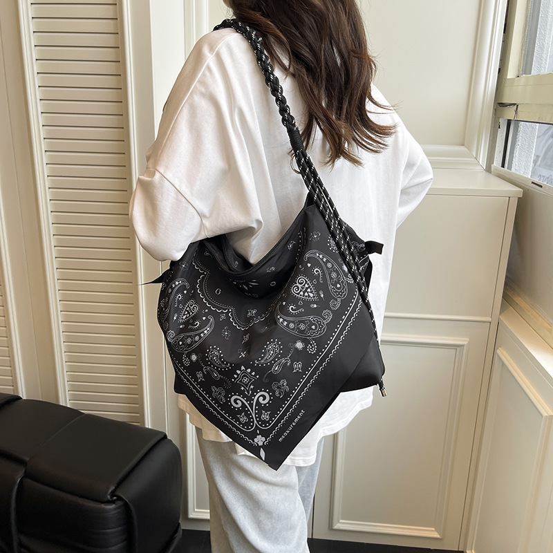 2026 New Women's Chain Bag Versatile with Silk Scarf for Daily Wear Crossbody Bag Japanese and Korean Designer Women's Bag 2026 New Women's Chain Bag Versatile with Silk Scarf for Daily Wear Crossbody Bag Japanese and Korean Designer Women's Bag