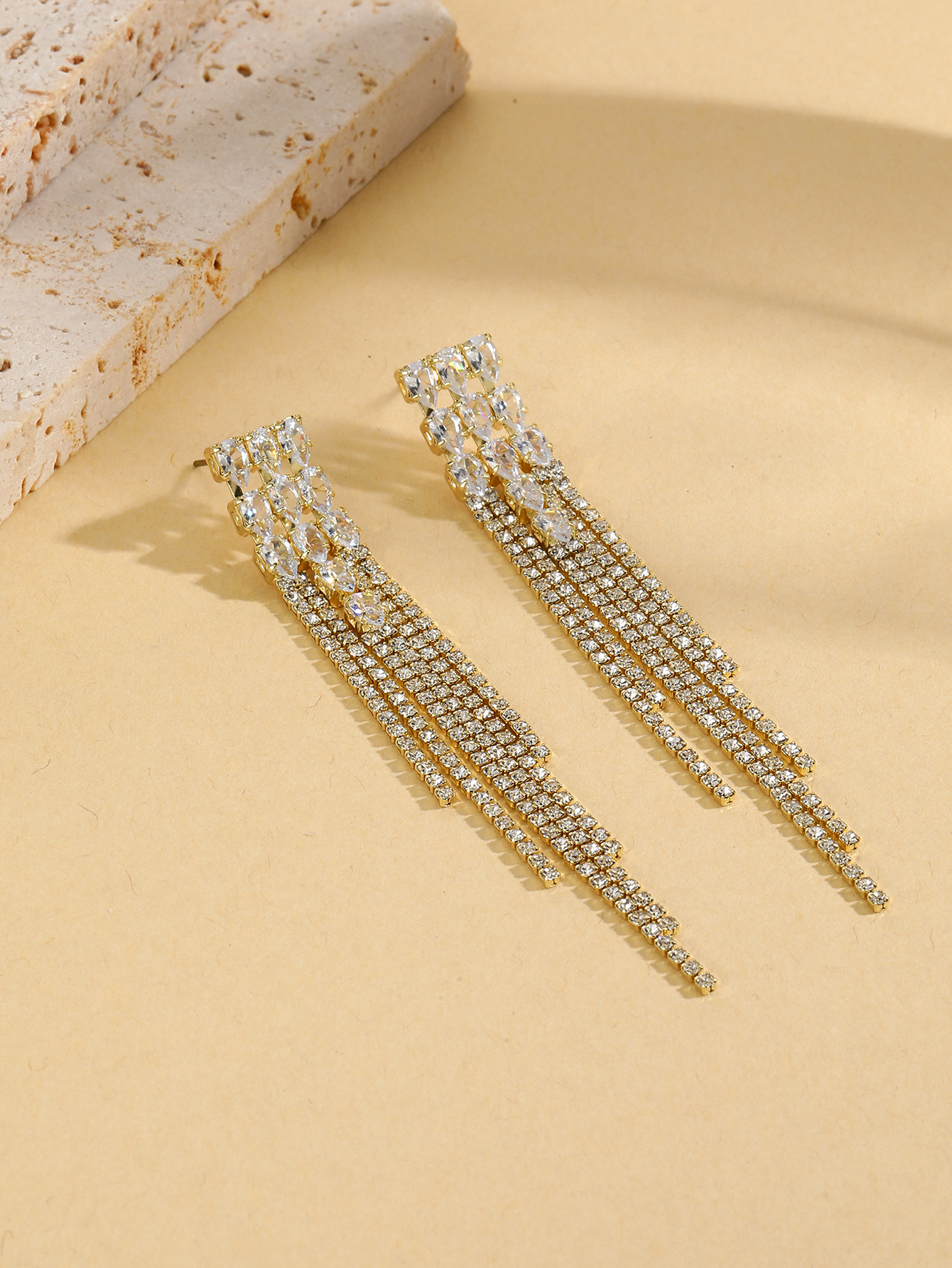 Orecchini pendenti con nappe zircone gioielli eleganti_voghion.com