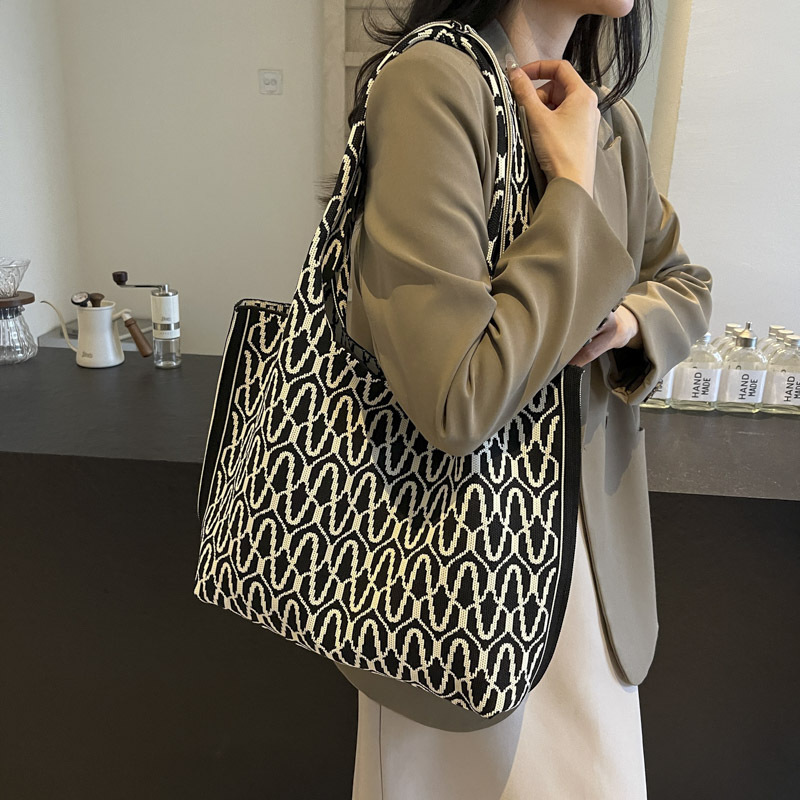 Knitted bags are fashionable and versatile. Knitted tote handbags are new large-capacity shopping bags for women. Single-shoulder bags are new for office workers undefined