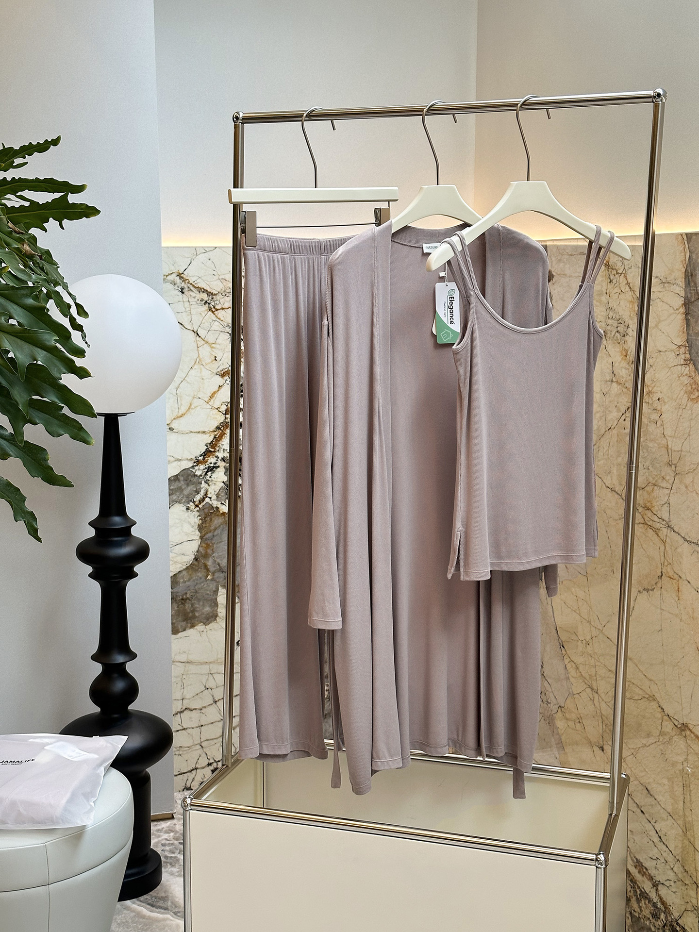 Title 12, Cardigan a coste con bretelle e pantaloni pigia...